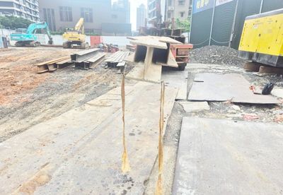 聯結車載「史詩級超長」H型鋼構...右轉擊落騎士　恐怖畫面曝