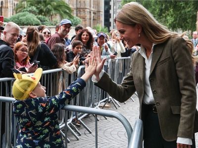 凱特王妃秋裝亮相　擊掌小朋友母愛爆棚