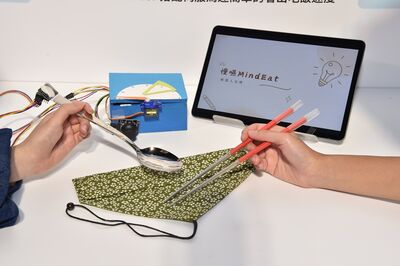 LIFE經典／中學生開發「智慧餐具」奪三星SFT首獎　吃太快會震動提醒你